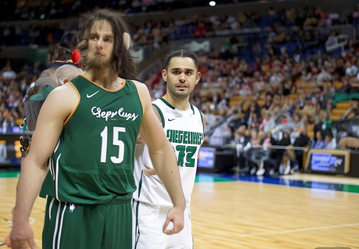 勇士队面临挑战：格林情绪波动与科尔战术调整下的更衣室稳定及冠军底蕴考验